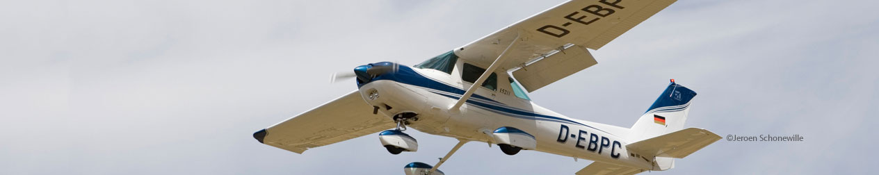 verschiedene Motive zum Thema Motorflug