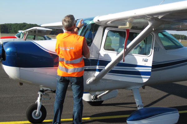 Die praktische Seite der Motorflugausbildung - FI beim Flugzeug-Check