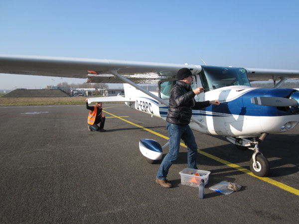 Bestandteil jeglicher Ausbildung - der gründliche Flugzeugcheck, bevor es in die Luft geht.