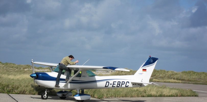 Mit der Cessna 152 D-EBPC sturmumtost auf Helgoland.