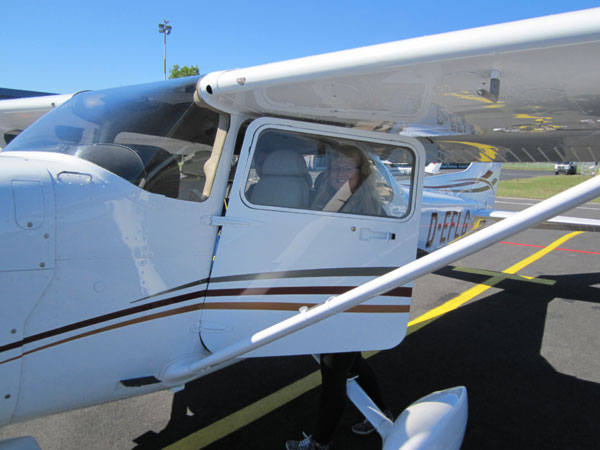 Flugschülerin steigt zum Soloflug in die Cessna
