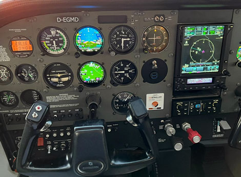 Cockpit der D-EGMD: 3 Mal Garmin GI 275 Touch mit Autopilot GFC500