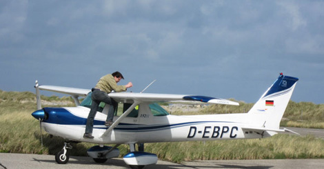 Mit der Cessna 152 D-EBPC sturmumtost auf Helgoland