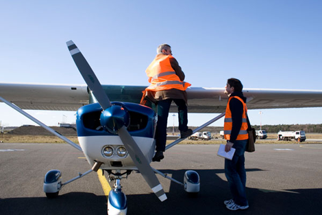 Die praktische Seite der Motorflugausbildung - FI und Flugschüler beim Flugzeug-Check