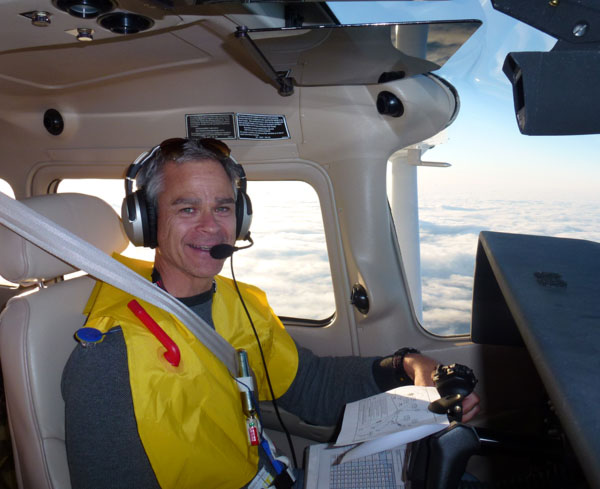 Vorschriftsmäßig mit Schwimmweste beim Flug über Wasser