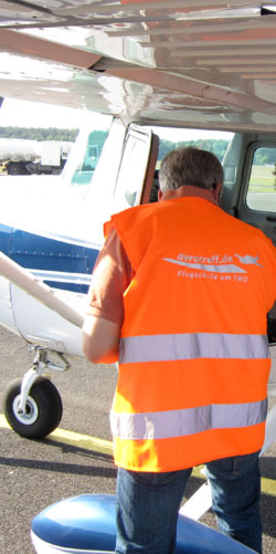 Sehen und gesehen werden - beim Flugzeugcheck auf dem Apron ist die Warnweste Pflicht.