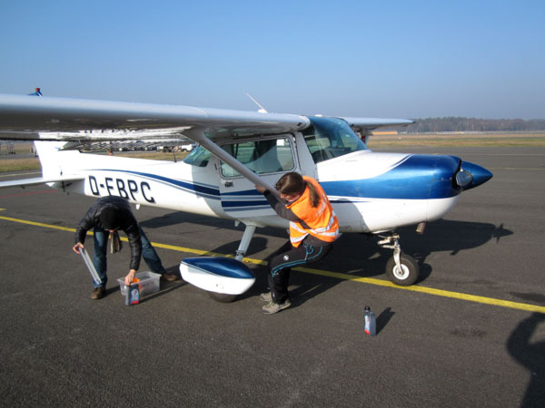 Die praktische Seite der Motorflugausbildung - FI beim Flugzeug-Check