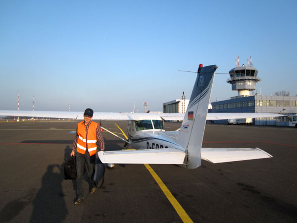 Flugschüler beim Flugzeugcheck